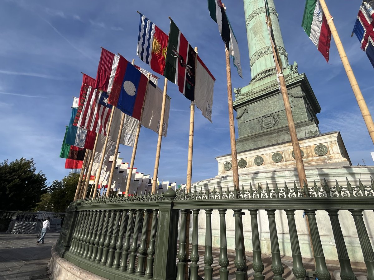 MariestellPech's tweet photo. Place de la Bastille aujourd’hui. Exposition d’une centaine de drapeaux dont l’un a été retiré car vandalisé: Le drapeau israélien. C’est expliqué sur une petite plaquette très, très discrète évidemment. https://t.co/ZkRxBeECgl