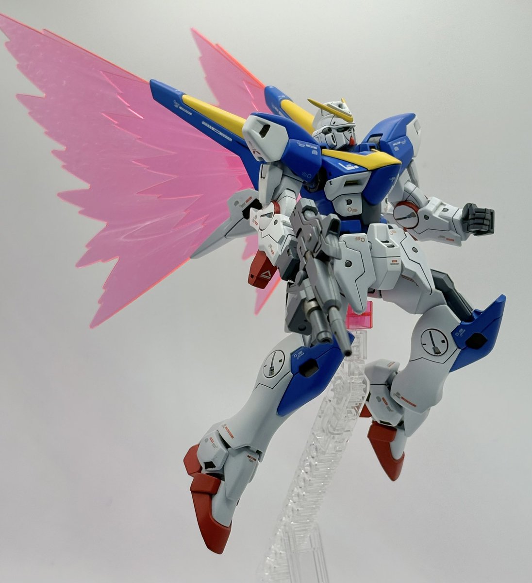 tora_tora32's tweet photo. HG V2ガンダム完成！

アサルトバスターも好きだけど、こっちのスマートさも最高にカッコよくて好きだ！
光の翼がカッコいい！
#ガンプラ https://t.co/lcgWCEpFA8