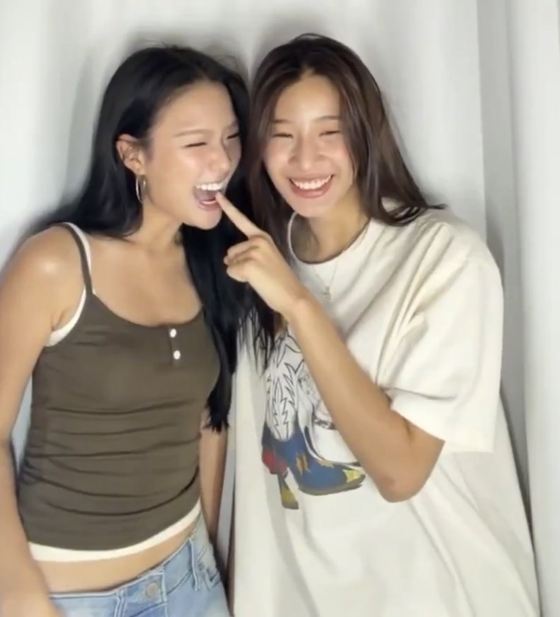 madentryy's tweet photo. นี่สินะ พี่สาวคนสวยกับหมาเด็ก >< https://t.co/rkAvam24oA