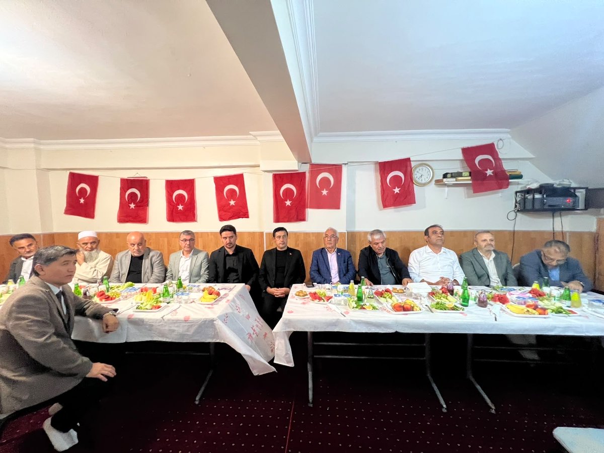 MustafaY_K's tweet photo. Dünya Kongart Türkleri Derneği Başkanı Abdülselam Müftüoğlu, Afganistan STK’ları Birlik Platformu Başkanı Abdul Ghafoor Turan ve kıymetli dernek başkanlarını, İl Başkan Yardımcımız ve Türk Devletleri ile İlişkiler Birim Başkanımız Mehmet Şahin ile birlikte ziyaret ettik.

Gerçekleştirdiğimiz görüşmede karşılıklı istişarelerde bulunduk. Nazik misafirperverlikleri ve samimi sohbetleri için kendilerine teşekkür ediyorum.

@abdullahozdemir 
@mehmetsahinbsk