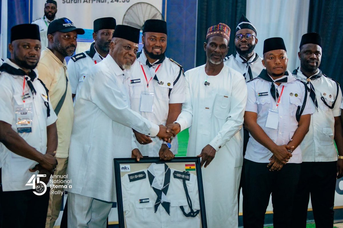 mkaghana's tweet photo. 📌 HONOURING A PIONEER: Naib Ameer II, together with Sadr Mulk Ghana, leads the Khuddam in honouring 𝑫𝒓. 𝑴𝒐𝒉𝒂𝒎𝒎𝒆𝒅 𝑩𝒊𝒏 𝑰𝒃𝒓𝒂𝒉𝒊𝒎, the first Sadr of Majlis Khuddamul Ahmadiyya Ghana, for his years of dedicated service and sacrifice for the cause of Islam Ahmadiyya https://t.co/c5Cehpar6t