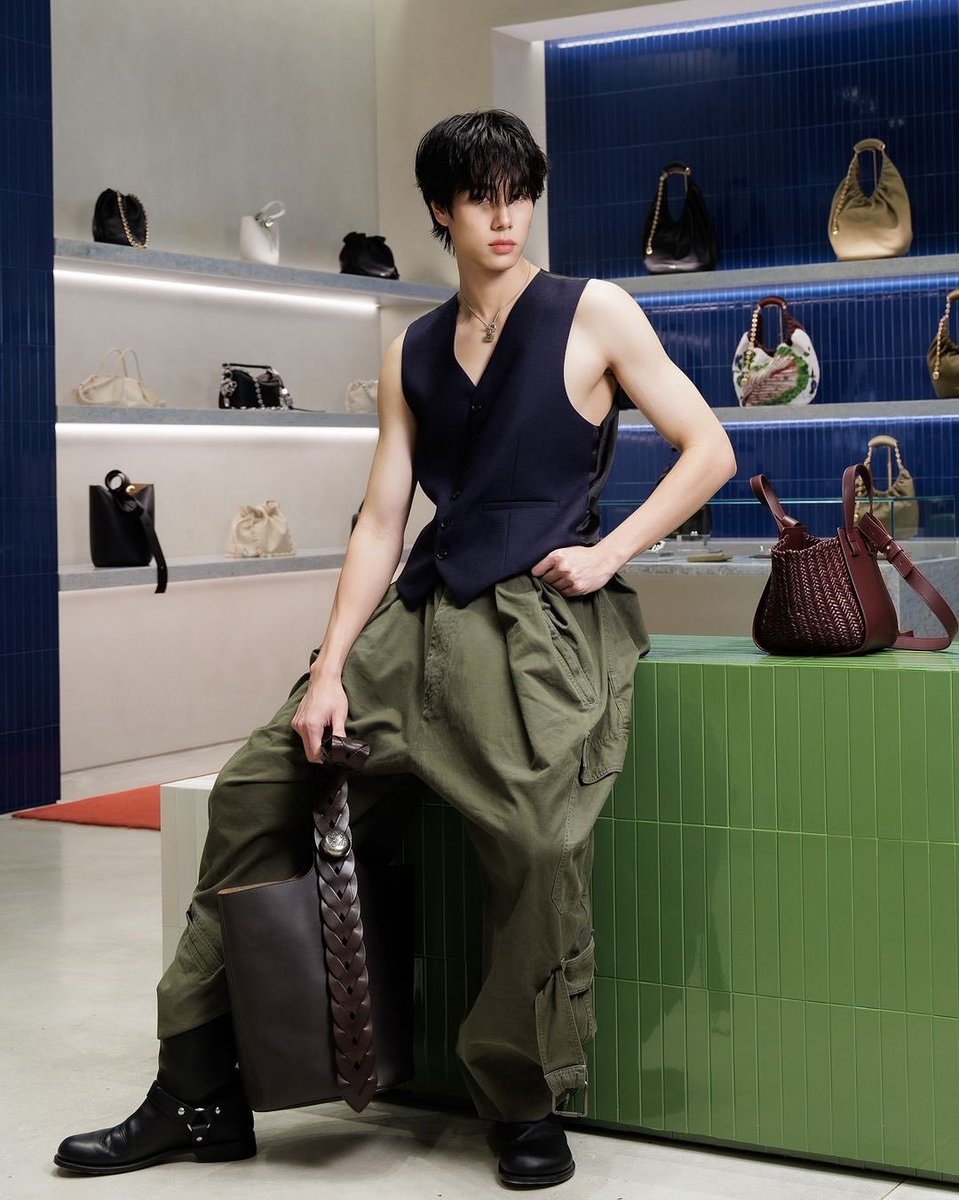 bloomingsummers's tweet photo. One of my favorite phuwin loewe look 😚

PHUWIN LOEWE AMBASSADOR
#LOEWExPhuwin #phuwintang https://t.co/RkqMzqFAzN