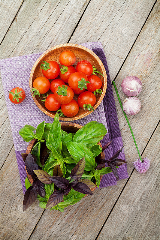 sweez352279's tweet photo. Fresh organic tomatoes u0026 basil just in! Perfect for weekend pasta nights  Grab yours at the farmers’ market this morning! https://t.co/S0ZhWjiWt5