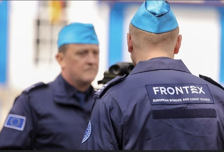 pepeluspain's tweet photo. EUROPA HA OFRECIDO AL GOBIERNO DE ESPAÑA QUE FRONTEX SE ENCARGUE DE LOS TRÁMITES URGENTES DE TODOS LOS INMIGRANTES/INVASORES DE CEUTA: APORTAN EQUIPOS INFORMÁTICOS, AGENTES, PERSONAL ESPECIALIZADO. EL GOBIERNO DE ESPAÑA HA RESPONDIDO QUE NO. ASÍ DE CHULO ES NUESTRO GOBIERNO. https://t.co/HVHo2eaoe0