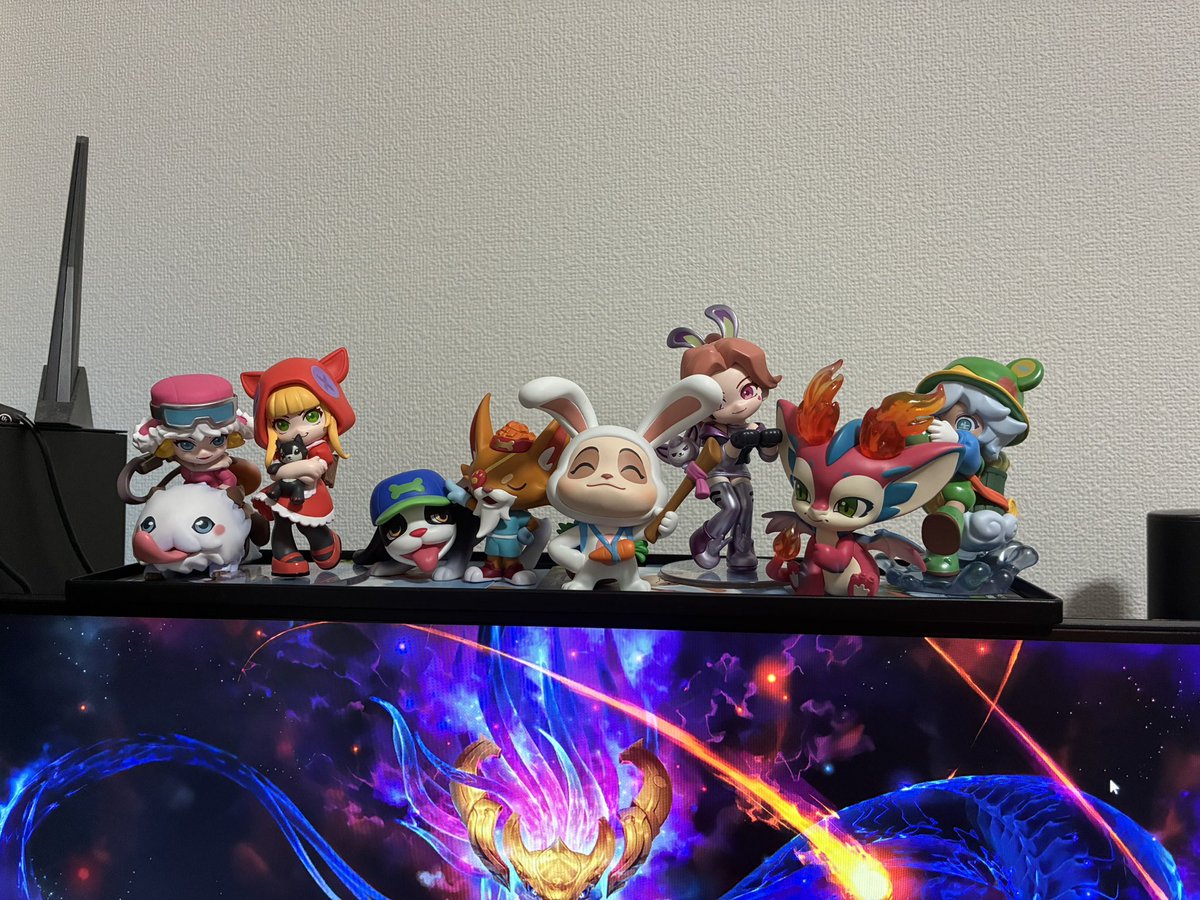 bonzu_hs's tweet photo. 予想より君たちでかいね？？？
もう一枚のディスプレイの上と思ってたけど足りないなこれ… https://t.co/BD889XicsK