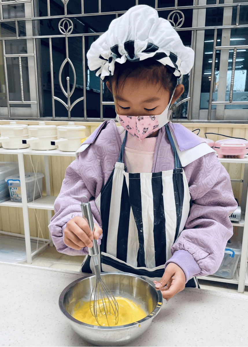 aquap587369's tweet photo. Today I learned to bake cookies with my tiny chef  The flour got everywhere, but the smiles made it perfect! #FamilyFun #MomLife， https://t.co/5gd5XKaqIb