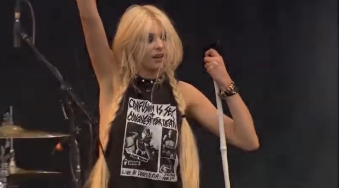 eugzYHVh70BkoXV's tweet photo. The Pretty Reckless are still going strong and making incredible music. 🔥
This is the song that first introduced me to them. 🖤
#ThePrettyReckless
https://t.co/HLUFUOo6W7 https://t.co/Tq0Zwic7eJ