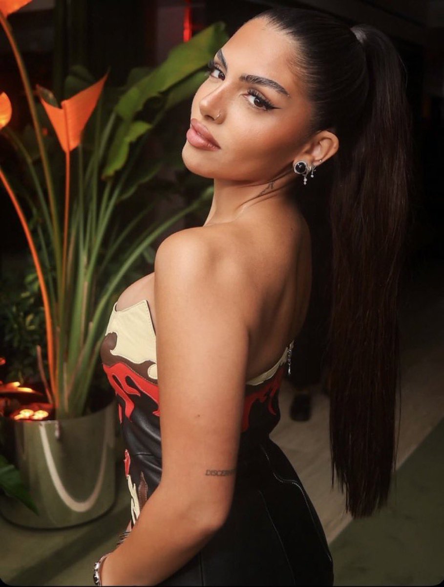 HudaHqNG's tweet photo. 🚨HUDA NYFW26 x PDFx VIVET
Huda Spotted front row at the PDF show during NYFW . She also attended the VIVET after party .
Can’t get over this look🥹
#hudaxnyfw26 #hudaxpdf #hudaxvivet https://t.co/NPfNMhN3kN