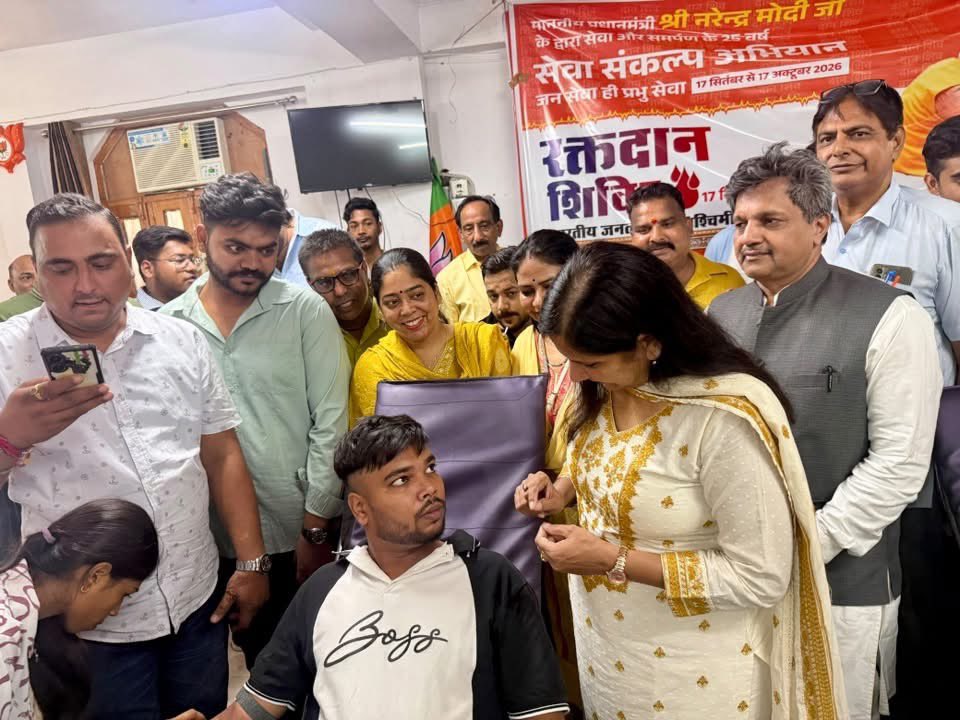 kjsehrawat's tweet photo. माननीय प्रधानमंत्री श्री @narendramodi जी के 76 वें जन्मदिवस के उपलक्ष्य में ‘सेवा संकल्प अभियान’ के अंतर्गत पश्चिमी जिला कार्यालय में युवा मोर्चा द्वारा आयोजित रक्तदान शिविर में सम्मिलित हुई|

इस अवसर पर राष्ट्रीय पदाधिकारी श्री राजीव बब्बर जी, जिलाध्यक्ष श्री चंद्रपाल बख्शी जी सहित अन्य पदाधिकारी एवं कार्यकर्ता उपस्थित रहे।

प्रधानमंत्री जी के जन्मदिवस को सेवा, समर्पण और मानवता की भावना के साथ मनाते हुए आयोजित यह रक्तदान शिविर जनसेवा के प्रति हमारी प्रतिबद्धता का प्रेरणादायी उदाहरण है। रक्तदान एक ऐसा पुनीत कार्य है, जो किसी जरूरतमंद के जीवन को बचाने में महत्वपूर्ण भूमिका निभा सकता है।

आइए, सेवा और समर्पण की इस भावना को निरंतर आगे बढ़ाएं और समाज के प्रति अपनी जिम्मेदारी निभाएं।

सेवा ही संकल्प है, जनसेवा ही हमारा धर्म है।

 #सेवा_संकल्प_अभियान
 #SevaSankalpAbhiyan
 #HappyBdayPMModi