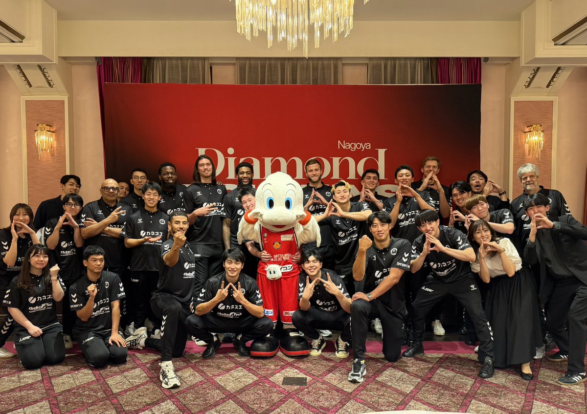nagoyadolphins's tweet photo. ／
開幕直前！TIP OFF パーティー開催🎉
＼

日頃よりクラブを支えてくださっているパートナーの皆さまをお招きし、TIP OFFパーティーを開催しました。

日々の活動や試合を続けられていること、そして新しいことに挑戦し続けられていること。一つひとつの背景には、パートナーの皆さまからの力強いご支援があります。

当日は、選手・スタッフから日頃の感謝を直接お伝えするとともに、皆さまと言葉を交わし、改めてたくさんの方々に支えていただいていることを実感する時間となりました。

勝つことはもちろん、その先にある喜びや熱狂を皆さまと一緒につくっていけるクラブ、そして支えていただいた分を還元し続けられるクラブであれるよう、今シーズンもチーム一丸となって戦ってまいります。

いつもドルフィンズの挑戦を信じ、ともに歩んでくださるパートナーの皆さま、本当にありがとうございます。

引き続き名古屋ダイヤモンドドルフィンズへのご支援・ご声援をよろしくお願いいたします。

#ドルフィンズ #Bリーグ