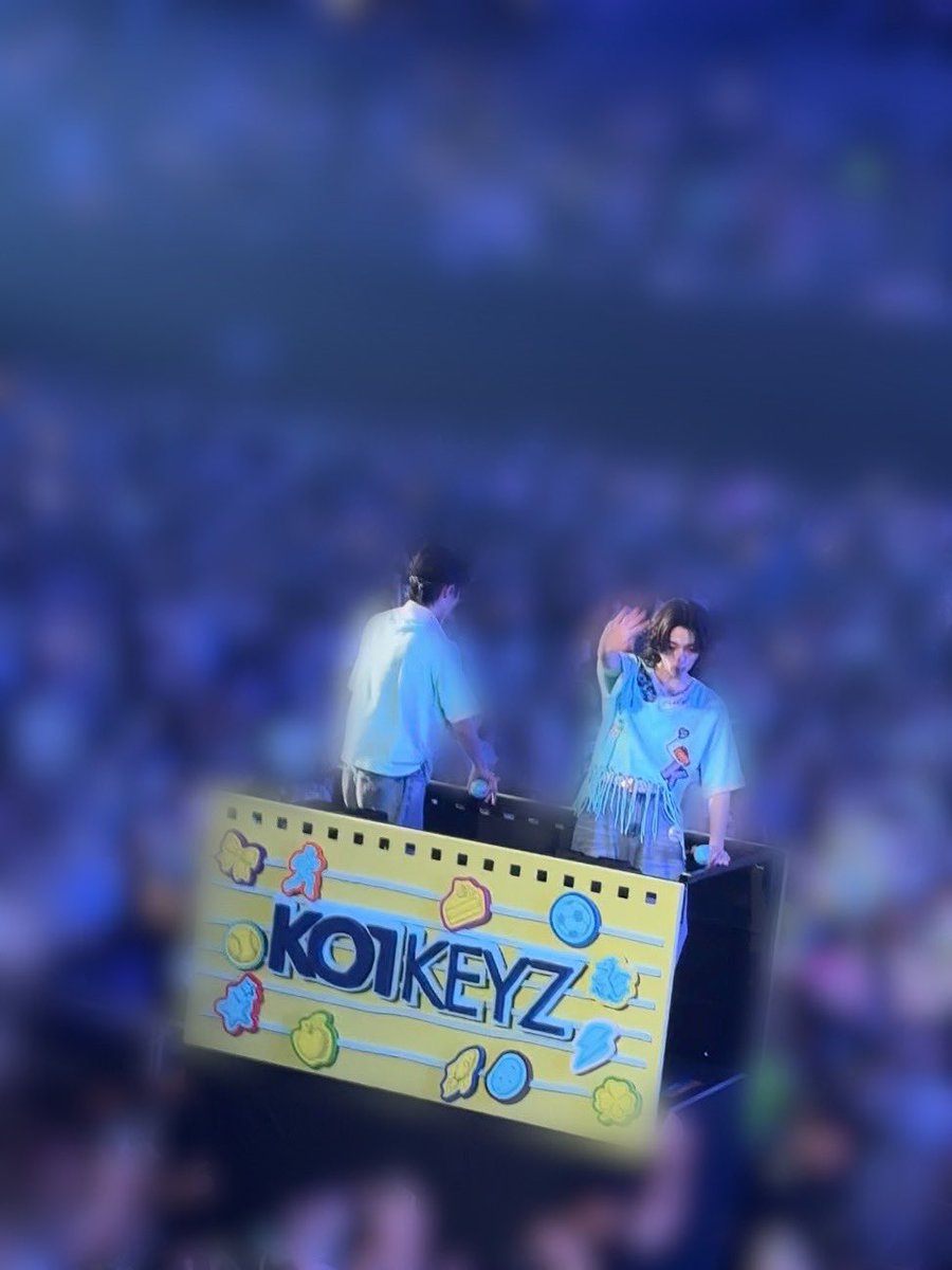 _yl6ra5's tweet photo. ドッタバタの撮可おもろすぎるから見てwww
ゆらー！と必死に叫ぶ➡️シンヘンのボール飛んできてノールックで片手キャッチに成功➡️爆速で近くのシンヘンペンのお姉さんを探し手渡し➡️一心不乱にゆらを追いかけるもこっち見ず、、😭😭😭 スタンドからだと大モザイク祭りで申しわけねえwwww https://t.co/42eKDUWFfO