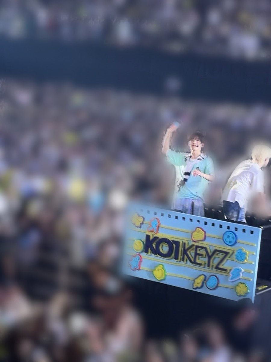 _yl6ra5's tweet photo. ドッタバタの撮可おもろすぎるから見てwww
ゆらー！と必死に叫ぶ➡️シンヘンのボール飛んできてノールックで片手キャッチに成功➡️爆速で近くのシンヘンペンのお姉さんを探し手渡し➡️一心不乱にゆらを追いかけるもこっち見ず、、😭😭😭 スタンドからだと大モザイク祭りで申しわけねえwwww https://t.co/42eKDUWFfO