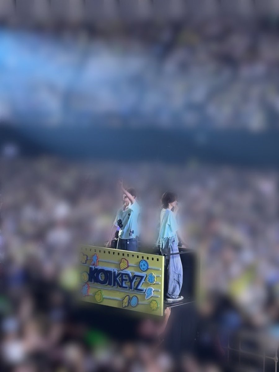 _yl6ra5's tweet photo. ドッタバタの撮可おもろすぎるから見てwww
ゆらー！と必死に叫ぶ➡️シンヘンのボール飛んできてノールックで片手キャッチに成功➡️爆速で近くのシンヘンペンのお姉さんを探し手渡し➡️一心不乱にゆらを追いかけるもこっち見ず、、😭😭😭 スタンドからだと大モザイク祭りで申しわけねえwwww https://t.co/42eKDUWFfO