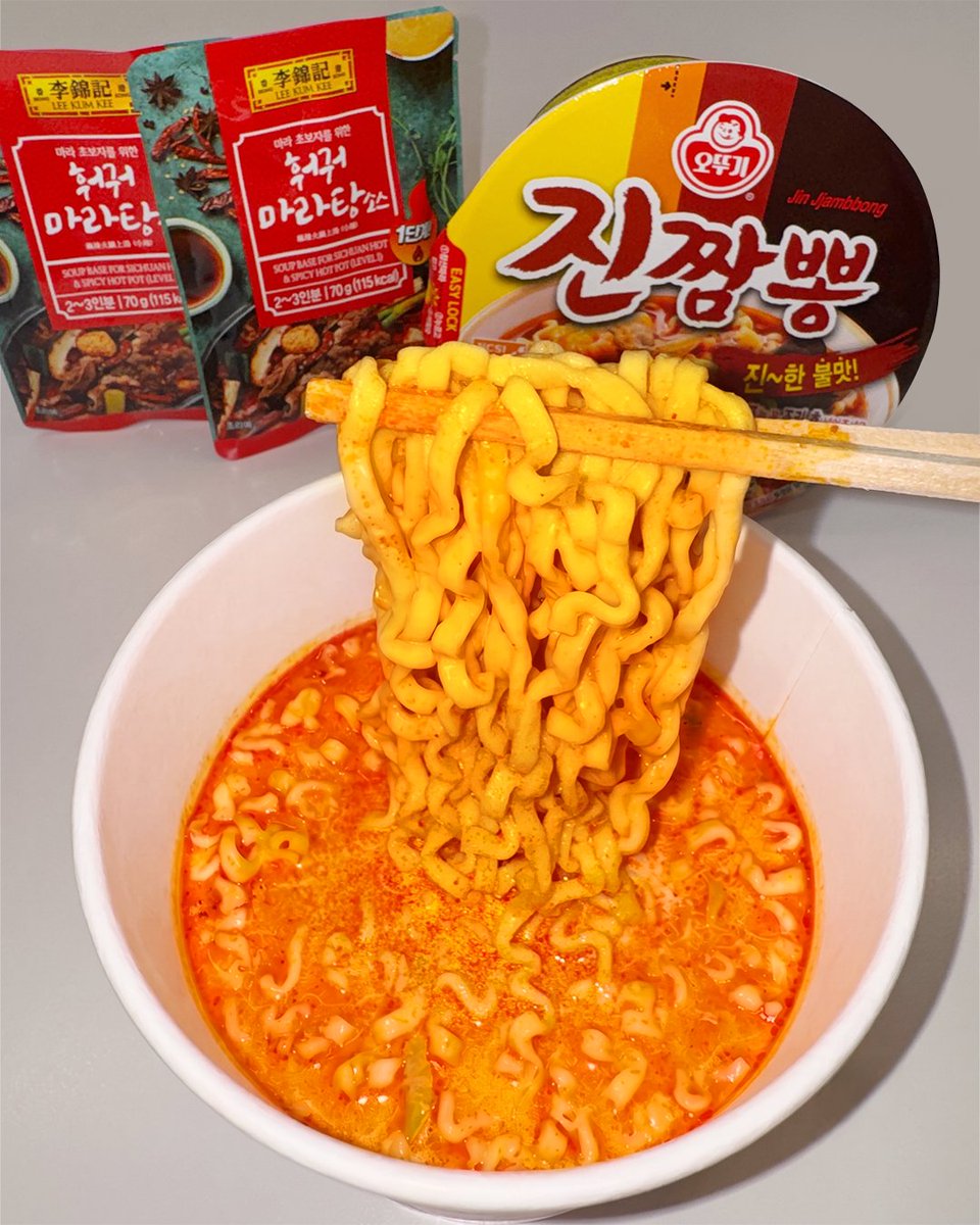 otoki_daily's tweet photo. 다들 주목!!!!!!!!!!!
박은영 셰프님이 말아준 마라크림진짬뽕 레시피

이거 완전
감칠맛. 미칠맛. chill한맛. 게눈감출맛
(੭ ˃̣̣̥ ㅂ˂̣̣̥)੭ु

자극적이고 꾸덕해서 계속 생각나요//
자세한 레시피는 답글에 있으니 따라해보세용!!

알티 + 팔로우하시면 추첨을 통해
선물로 보내드릴게용🥢💛 https://t.co/Swk2aHTI9U