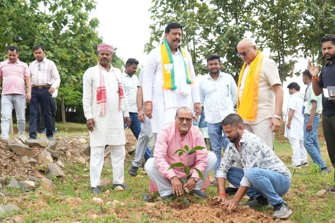 Devkumar4bjp's tweet photo. आज हड़बड़ो जिला सीधी में देश के लोकप्रिय प्रधानमंत्री आदरणीय श्री @narendramodi जी के जन्मदिवस के उपलक्ष्य में सीधी के लोकप्रिय माननीय सांसद डॉ राजेश मिश्रा जी के साथ वृक्षारोपण किया।

#HappyBdayPMModi
#SevaSankalpAbhiyan https://t.co/4S5HwCp8kH