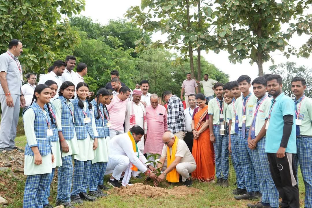 Devkumar4bjp's tweet photo. आज हड़बड़ो जिला सीधी में देश के लोकप्रिय प्रधानमंत्री आदरणीय श्री @narendramodi जी के जन्मदिवस के उपलक्ष्य में सीधी के लोकप्रिय माननीय सांसद डॉ राजेश मिश्रा जी के साथ वृक्षारोपण किया।

#HappyBdayPMModi
#SevaSankalpAbhiyan https://t.co/4S5HwCp8kH