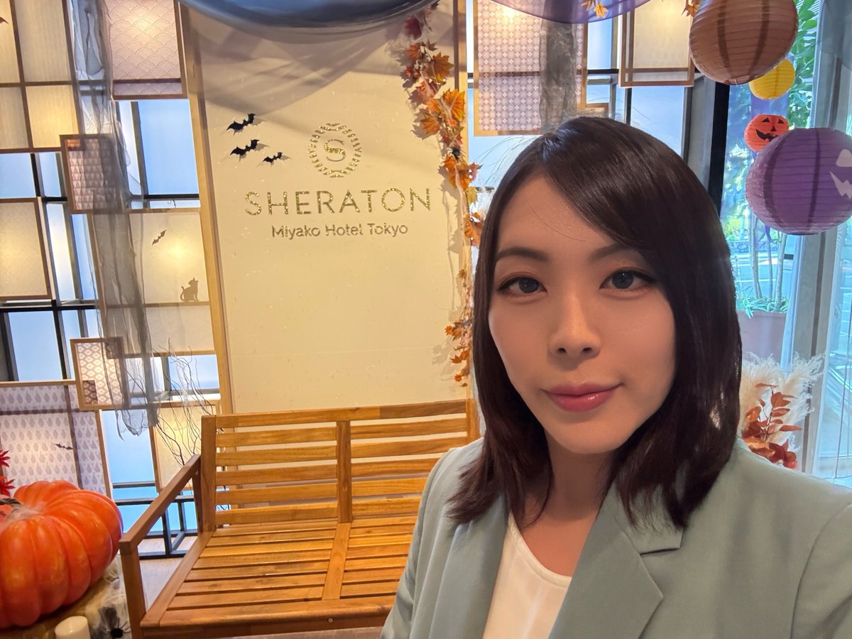 HashimotoKotoe's tweet photo. 法務省が売春防止法改正案の提言をとりまとめた。現在の「売る側の処罰(正確には売る場所の提供)」から「買う側の処罰」も加えることが報道された。実は、諸外国には先行例がある。その結果どうなったか。「路上売春は激減したがインターネットに市場に移動した」のだった。

スウェーデン、ノルウェー、フランス、北アイルランドは、1999年から2016年にかけて「買う側」を処罰にする刑事法を導入した。

結果として良かったことは、①路上売春が激減した　②市場縮小で人身売買も減った　という二点が共通して挙げられる。

でも、悪かった点は

①売春がインターネット上で秘密裡に行われれるようになり売春の件数時代は減らなかった

②北アイルランドでは売春婦への暴力事件が増加した

③フランスは国連女性差別撤廃員会から「なぜ売春が行われるのか原因の解決をしていない」となぜか提言された。

など、新たな問題が発生しているんだな。

もちろん、だからといって現状のように売春市場を野放しにしておくことは、国益の損出であるとワシは考えている。

それは、倫理的な問題だけではなく、インバウンドと健康保険制度との相性が悪いことだな。

外国人訪日客の増加時期と梅毒の感染者拡大時期が一致しているように(因果関係はないと主張している人は沢山いるが)、防疫上の問題は無視できないじゃろ。

旦那さんが妊娠初期の奥さんがなかなか相手してくれないから、買春して梅毒もらって、奥さんがやっと性行為を許可してくれたら、赤ちゃんがどんな状態で生まれてくるかみんな知ってるよな。

昔のように「限られた範囲での売春と買春」であれば、艦船範囲も限られるが、何しろいまは世界中から飛行機で船で日本に来てるじゃろ。しかも円安為替市場ときたもんだ。

やっぱり、分が悪いと思うぞ。

で、みんなから集めた健康保険料で治療するの？

「売春は倫理的に問題がある」というのは、かなり昔の「限られた交通手段」の時代の話であって、

現在は、粘膜と粘膜がダイレクトにくっついて、なんなら体液交換までしてしまう「売春」の事実上の国家的放任は、非常に「国益を損ねる」という背景事情があると思う。

そのため、買う側を処罰して、訪日外国人が買った場合も含めて逮捕起訴していく方針は、現状の国益にかなっていると思う理由じゃ。

だが、前述したように「①非合法化しても売春件数自体は変わらずネットに潜むだけ」「②売春婦が警察に被害届をだせなくなるので暴力被害が増えた国もあった」

というデメリットが先行例からある。これをどう政策で緩和ないし解決していくか、という話なんじゃが、

現状のな、ワシ、留学していたから、という海外で長期生活していたことがある若い女性なら、ほぼ誰でも経験あると思うだが、

あいつらガチで日本人女性のこと売春婦だとみてくるぞ。

だってな、海外のエロい動画サイトにはジャンルがあるじゃん。ティーン、とか、熟女、とか、なんか色々。

そのジャンルのひとつに「ジャパニーズ」ってのがあるのよ。わかる？コリアンでもチャイニーズでもなく「ジャパニーズ」っていう独立ジャンルがあるの。

いや、売春側からしたらそれだけ需要があるから名誉なことかもしれないが、

ワシら一般女性にしたら、一応理性で「普段はセクハラなどせずに黙っている海外の男性」が、ひとたび酒が入った途端に、もう「実はポルノにででいたことなんてない？」とかそういう状態になるわけ。

「は？　そんなAVみたいなことあるわけないよね」とこちらがいっても、

「いや実は知人は日本人の女の子と仲良くなって、色々と聞いてみたら実はポルノに一度だけ出演してて・・」とか、そういうラッキースケベ的状況にならないかいちいち探りいれてくる奴多すぎだったんだよな。

だからな、ワシはフェミだのなんだの言われようと、「売る側も買う側も処罰」という改正案には賛成。

ただし、いきなり売春婦を禁制にしても、反動というものが大きいと思う。

なので、まずは「事業者登録」して「登録免許税」を納付させ、「国家による規制」から始めたほうがいいと思うぞ。

そして、三十年もたてば、「セックスをお金で買うのは悪いことだ」という価値観をもった世代が社会の中核になるじゃろ。

こういう政策転換は啓蒙が重要なんじゃ。

そういえば昔、漫画で、「価値観は昔と変わる」というテーマに関して、従軍慰安婦問題に対する風刺でな、

「AV被害者30万人像」というのが未来に建立され、小さな子供がおじいちゃんに「昔はAVみたの？　おじいちゃんは性加害だ!」と苛烈な非難を加えるものがあった。まあギャグだな。

何事も急激にするのではなく、廃止の前に「規制」というワンクッションがあってもいいと思うぞ。

売春も買春も非難に値することはいまに始まったことではなく、古代ギリシャ時代からそう認識されていた。

プラトンの『法律』第8巻にはこんなくだりがある。

　"神々の祝福を受けた聖なる結婚によって得た妻以外の女、すなわち金で買われた女であれ、その他の仕方で得た女であれ、配偶者以外の誰かと関係を持ったことが知られてしまった場合、その者を社会における名誉ある発言の資格から締め出す、という法を定めることである。こうなれば我々は正しい立法したと言える。なぜならばそのような行いは、この国の民にふさわしくないからだ"

　プラトンは、市民権、つまり参政権を持つ者が、不倫であれ買春であれ、社会的に承認されない性行為をしていた場合、

その者の参政権は失わせるべきであるし、そもそも「国民として不適正」という究極的な発言を残している。

これはフェミか？　プラトンの時代にフェミニズムなんか無いよな。

つまり、売春買春の類は、個々人が得られる性的快楽と、売春する側が得られる金銭という利益以上に、国家・社会が失う損失が大きい、という経験則によるものだといえる。

それは、感染症の蔓延であり、人身売買という最悪の犯罪の市場であり、金銭的にもまた名誉的にも、失うものの方が大きいからだという考えだ。

覚せい剤がなぜ禁止されたのか。使用によって精神障害者が増えるになるし、犯罪者の市場が成立して取り締まり費用がかかるなど、

「一般販売を認めることによる損害が大きかったから」なんだな。

売春は狭い閉鎖された地域でのみなら損出も限定的かもしれない。しかし、これだけ国際化した現代の地球では、防疫上も、また国家の名誉としても、失うものが多いとワシは思う。

エロいことは進化し続けるAIとオリエンタル工業で満足してくれ!

----------------------------------------
【あと402人で供託金がたまる!】 

ワシの書いた大ヒット作『われ正気か！』が読み上げ配信になった! (0円登録・解約自由・速聴可能〕

【月額0円登録】 
ワシの活動のため、下のリンクをクリック→「今すぐ登録する」をクリックして登録→「われ正気か」の検索を頼む！ いつでも解約できるので登録だけしてくれたら嬉しい！　お願いな！
 https://t.co/13ZRWwjN2Q 

（速聴（倍速で聞くこと）はボケ防止にいいぞ！ワシの祖父母も毎日していた。ワシは12才から18才まで毎日速聴して予備校にいかず旧帝に現役合格したから頭の筋トレなんじゃ） 

ワシの新刊『日本人をなめとるのか!』が出た!
いま認知戦が激しくなっている。
日本人を奈落の底に突き落とすための偽情報。
許せんぞ!という思いで書き下ろした。
電子版もあってすぐ読めるぞ!
https://t.co/x824Jjh3Py

地元図書館にもリクエストしてな!

写真は今日のワシじゃ。九月になったらハロウィンになるんじゃな。
