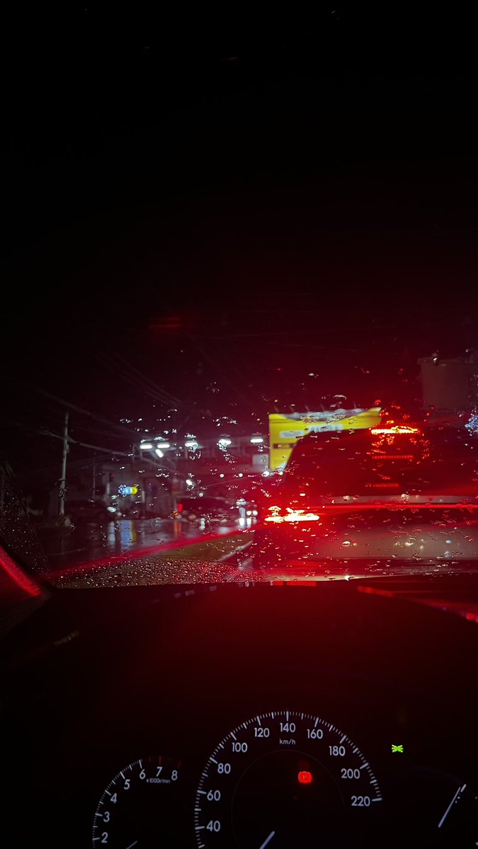 cypririv's tweet photo. fuck traffic gusto ko lang naman kumain ng pepe https://t.co/zCCK5pQIW6