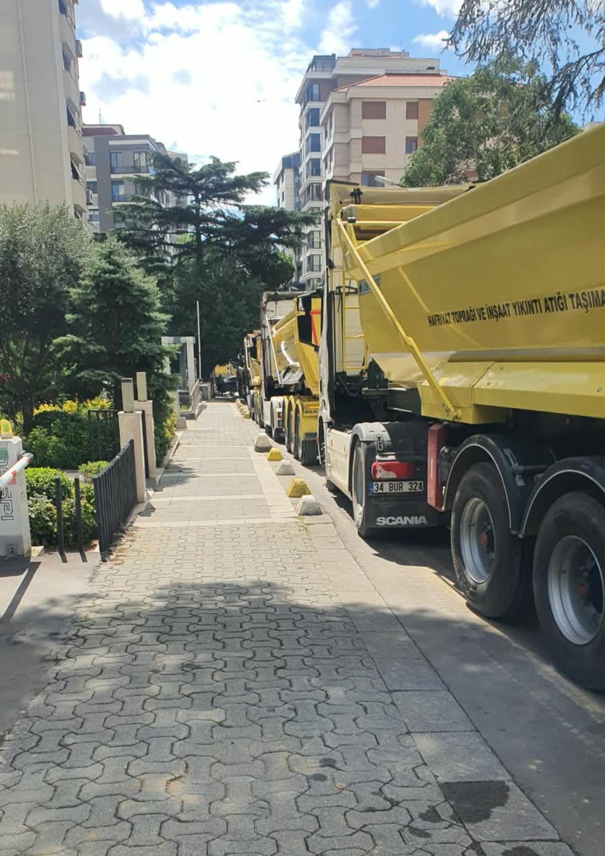 pamircevik's tweet photo. Sabahtan beri kamyonlar bu sekilde tum sokagi kapatmis durumda bekliyor, yan yollar da ayni sekilde kitli. Bu apartmanlardan acil bi durum olsa araclar nasil cikacak, buna nasil izin verilebiliyor? @kadikoybelediye @EmniyetGM https://t.co/gdPhOlckHX