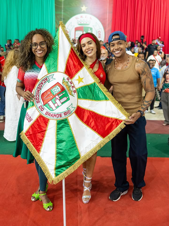 isis_css's tweet photo. Anitta foi à quadra da Grande Rio e quase ninguém falou disso. Uma verdade que vai incomodar: em questão de engajamento, Virgínia simplesmente QUEBROU a Anitta. A presença dela movimentou a escola e trouxe uma visibilidade absurda. 👀 https://t.co/fbz7y5zpM6