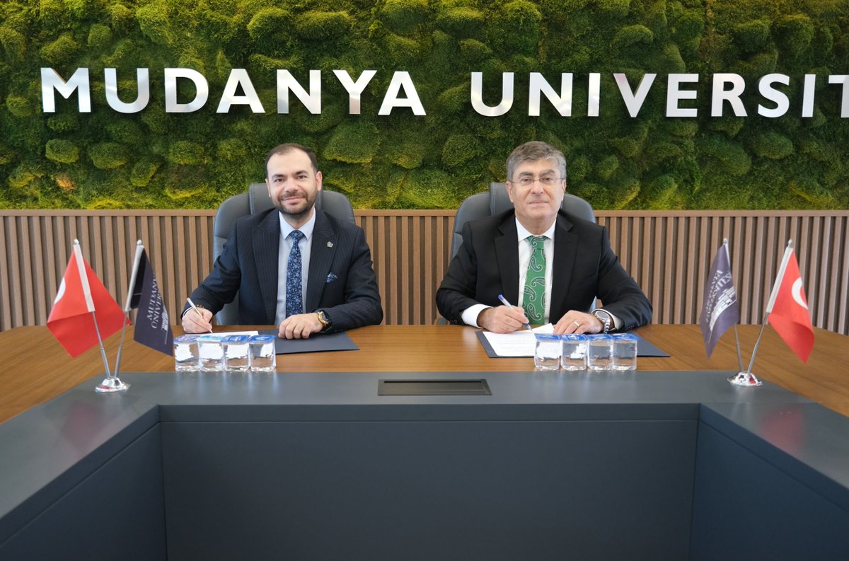 TCBEBKA's tweet photo. 🤝 BEBKA ile Mudanya Üniversitesi arasında iş birliği protokolü imzalandı.

Bursa Eskişehir Bilecik Kalkınma Ajansı (BEBKA) ile Mudanya Üniversitesi arasında; öğrencilerin mesleki gelişimlerinin desteklenmesi ve bölgesel kalkınmaya katkı sağlayacak ortak çalışmalar yürütülmesi amacıyla hazırlanan iş birliği protokolü, Mudanya Üniversitesi Rektörü Prof. Dr. Ahmet Kesik ile BEBKA Genel Sekreter Vekili Sabri Bayram tarafından imzalandı.

Protokol kapsamında; öğrencilerin staj ve uygulamalı öğrenme süreçlerinin desteklenmesi, kariyer ve mentorluk faaliyetlerinin gerçekleştirilmesi; girişimcilik, yenilikçilik, dijital ve yeşil dönüşüm ile sürdürülebilirlik alanlarında ortak çalışmalar yürütülmesi hedefleniyor.

Ayrıca ulusal ve uluslararası fonlara yönelik proje geliştirme, araştırma, analiz ve kurumsal kapasite geliştirme çalışmalarında iş birliğinin artırılması öngörülüyor.

📌 BEBKA olarak bölgemizin beşerî sermayesini güçlendiren, üniversite-kamu-özel sektör iş birliğini geliştiren ve bölgesel kalkınmaya katkı sunan ortaklıkları desteklemeye devam ediyoruz. 

@TCSanayi @KalkinmaAjansGM
