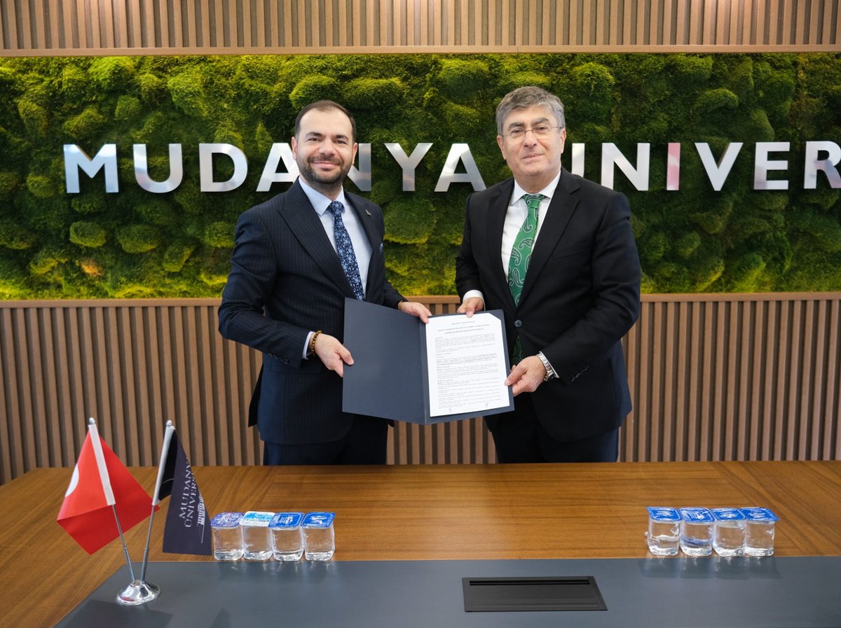 TCBEBKA's tweet photo. 🤝 BEBKA ile Mudanya Üniversitesi arasında iş birliği protokolü imzalandı.

Bursa Eskişehir Bilecik Kalkınma Ajansı (BEBKA) ile Mudanya Üniversitesi arasında; öğrencilerin mesleki gelişimlerinin desteklenmesi ve bölgesel kalkınmaya katkı sağlayacak ortak çalışmalar yürütülmesi amacıyla hazırlanan iş birliği protokolü, Mudanya Üniversitesi Rektörü Prof. Dr. Ahmet Kesik ile BEBKA Genel Sekreter Vekili Sabri Bayram tarafından imzalandı.

Protokol kapsamında; öğrencilerin staj ve uygulamalı öğrenme süreçlerinin desteklenmesi, kariyer ve mentorluk faaliyetlerinin gerçekleştirilmesi; girişimcilik, yenilikçilik, dijital ve yeşil dönüşüm ile sürdürülebilirlik alanlarında ortak çalışmalar yürütülmesi hedefleniyor.

Ayrıca ulusal ve uluslararası fonlara yönelik proje geliştirme, araştırma, analiz ve kurumsal kapasite geliştirme çalışmalarında iş birliğinin artırılması öngörülüyor.

📌 BEBKA olarak bölgemizin beşerî sermayesini güçlendiren, üniversite-kamu-özel sektör iş birliğini geliştiren ve bölgesel kalkınmaya katkı sunan ortaklıkları desteklemeye devam ediyoruz. 

@TCSanayi @KalkinmaAjansGM