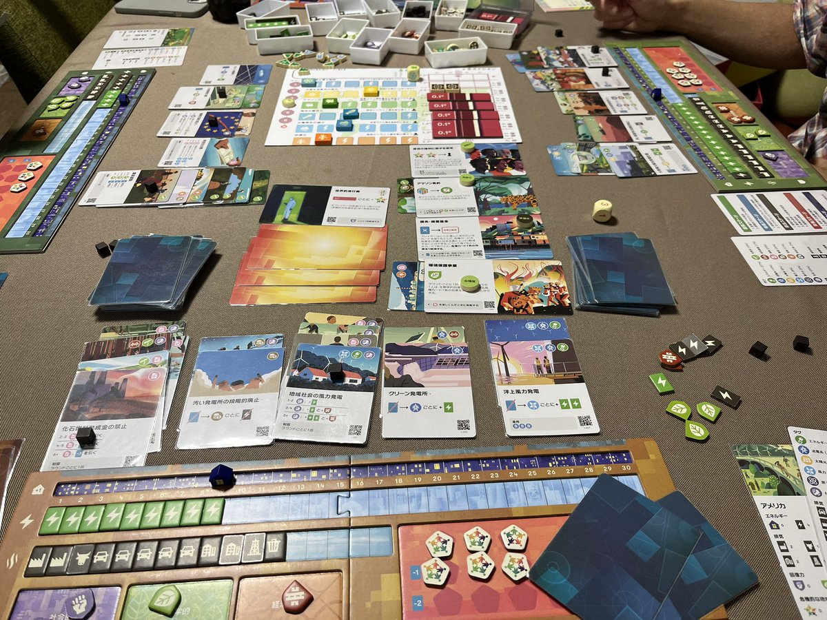 sapporoakky's tweet photo. 今日は
e Mission
THE BOSS
The Cards of Cthulhu
オリフラム
ザ•ゲーム
いつものやつ(6枚)
な二連休二日目だった。
久々に痛恨の忘れ物をし、
猫はまだまだ人見知りな一日だった。 https://t.co/nzgbVVpyb2