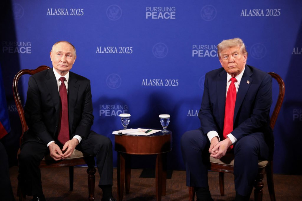 Saptecai's tweet photo. Doi deştepţi. Putin a invadat Ucraina ca să împiedice lărgirea NATO şi a provocat direct aderarea Suediei şi Finlandei la Alianţă - două state care au fost neutre zeci de ani. Trump ameninţă aliaţi istorici ai Statelor Unite cu represalii economice şi provoacă o apropiere fără precedent între Uniunea Europeană şi Canada, Australia, Noua Zeelandă. Doi dobitoci... Idolii suveraniştilor. Cum să-i laşi, nene, pe ăştia la guvernare?!