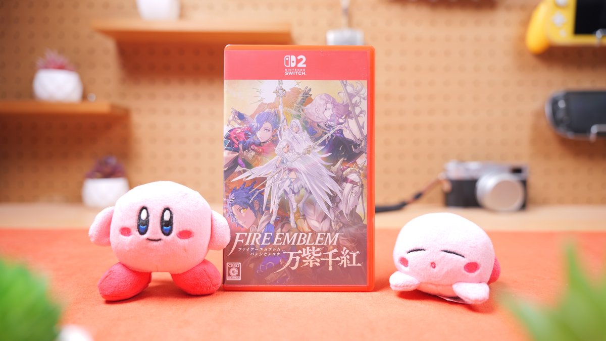 marblegreen_ps3's tweet photo. 届きました！
フォントがカッコいいです
Fと万の文字の払いの部分が良いです
また万と千の文字が少しだけ下がっているのも
今後真似しようと思います！
前ボケも利用してカービーにも来てもらいました！
#ARiVE #ファイヤーエムブレム #Switch2 https://t.co/UqLx7Brvyp
