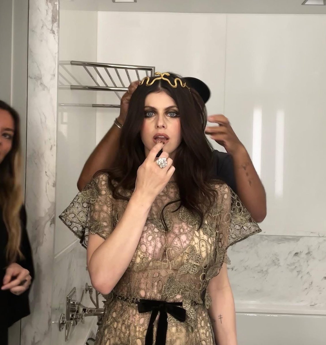 Alexandraanna22's tweet photo. Do I still look like a queen.👸 
#AlexandraDaddario #RedCarpet #CelebrityStyle #Fashion. https://t.co/pcXiEVDqaW