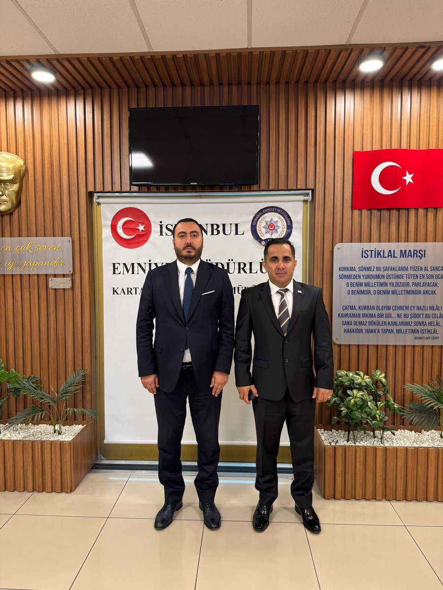 MHP_KartalIlce's tweet photo. MHP Kartal İlçe Başkanımız Sn. Ersin Uzunkaya ve İlçe Yönetim Kurulu üyelerimizle birlikte yeni göreve başlayan Kartal İlçe Emniyet Müdürümüzü makamında ziyaret ederek hayırlı olsun dileklerimizi ilettik.

Görevinde başarılar diliyor, nazik ev sahipliği için teşekkür ediyoruz. https://t.co/eYDJz39MQm
