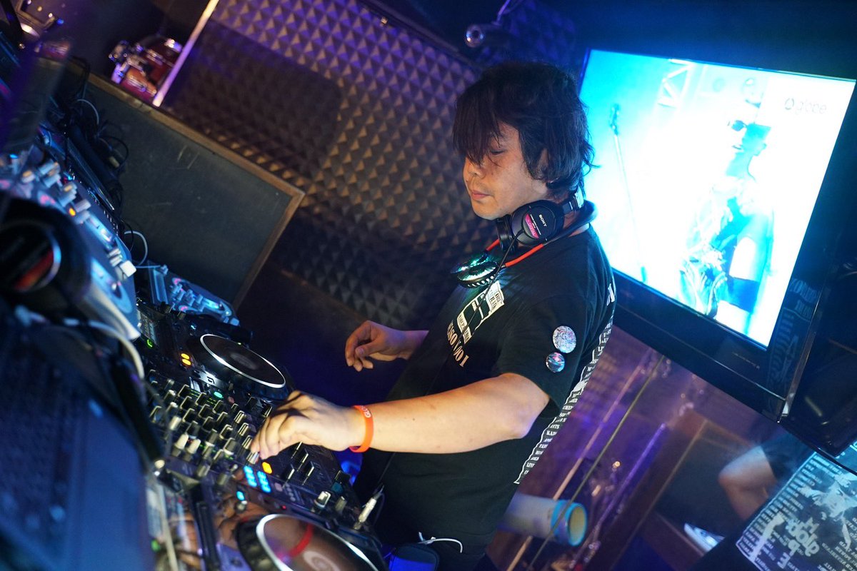 1_2_hello's tweet photo. #ハロ異種 DJ紹介 TAKA
@TAKA_VOCAL 
様々な音楽活動をしながらDJ活動を開始。オーガナイザーとしての開催数は年間数十本規模。アメ村で主催するオールジャンルイベント #CROSSxOVER   @CROSS_OVER2019 ではさりげなくハロプロ曲を放ち、1 DJあたり1曲以上がハロプロになることもあるとか…。 https://t.co/Tr9jWlmu15