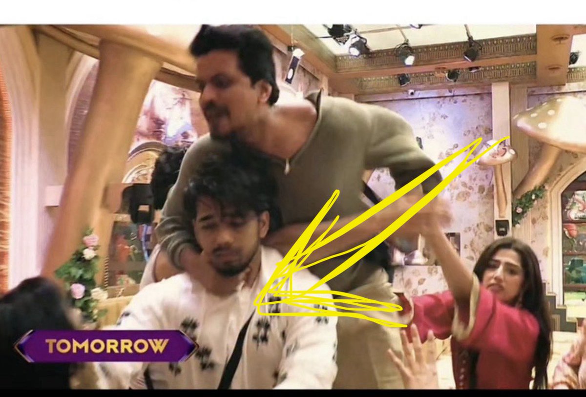 leftwhales's tweet photo. Btw ye #AsifKhan ne #scouttop ko kyu toda?? 😭
 #Scout fan???

#BigBoss20 #BB20  #QaziTouqeer
#UditiSingh  #ArishfaKhan https://t.co/wldSrCjZYy