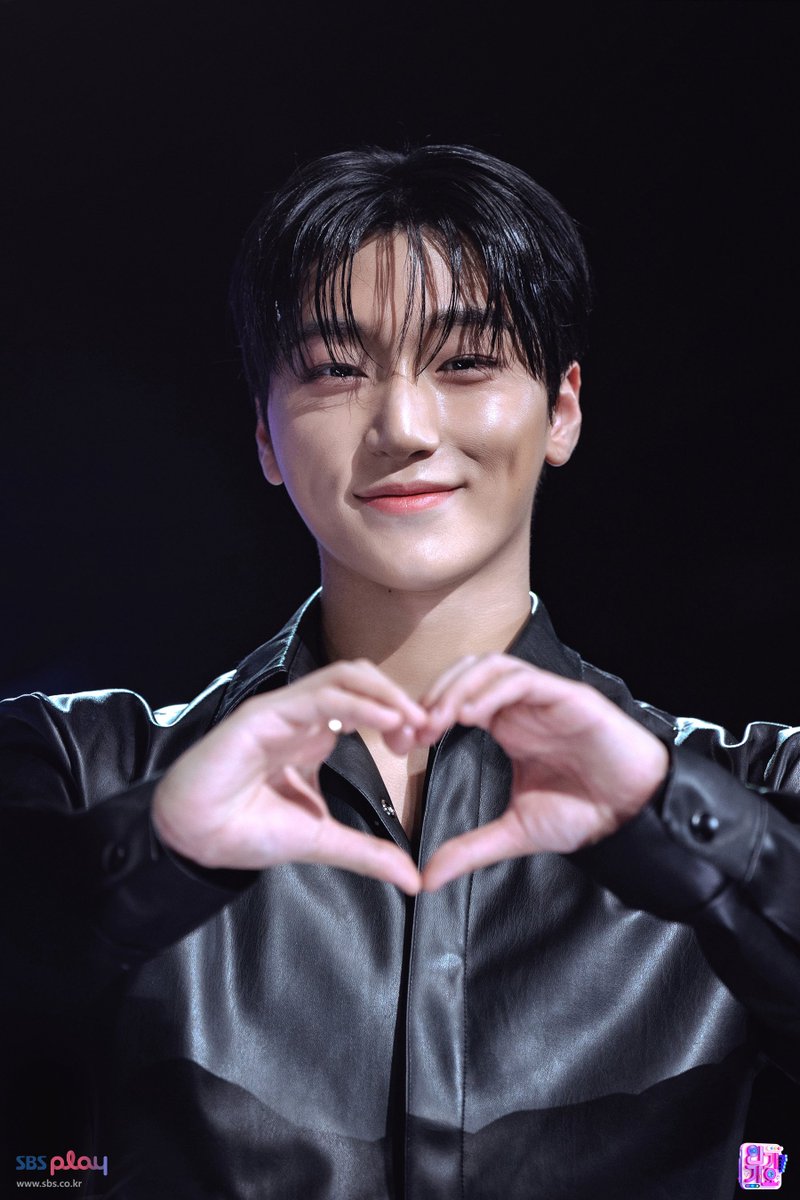 J4_xxx8's tweet photo. 이날 너무 예쁨🖤 https://t.co/6AlZ9xnvEh