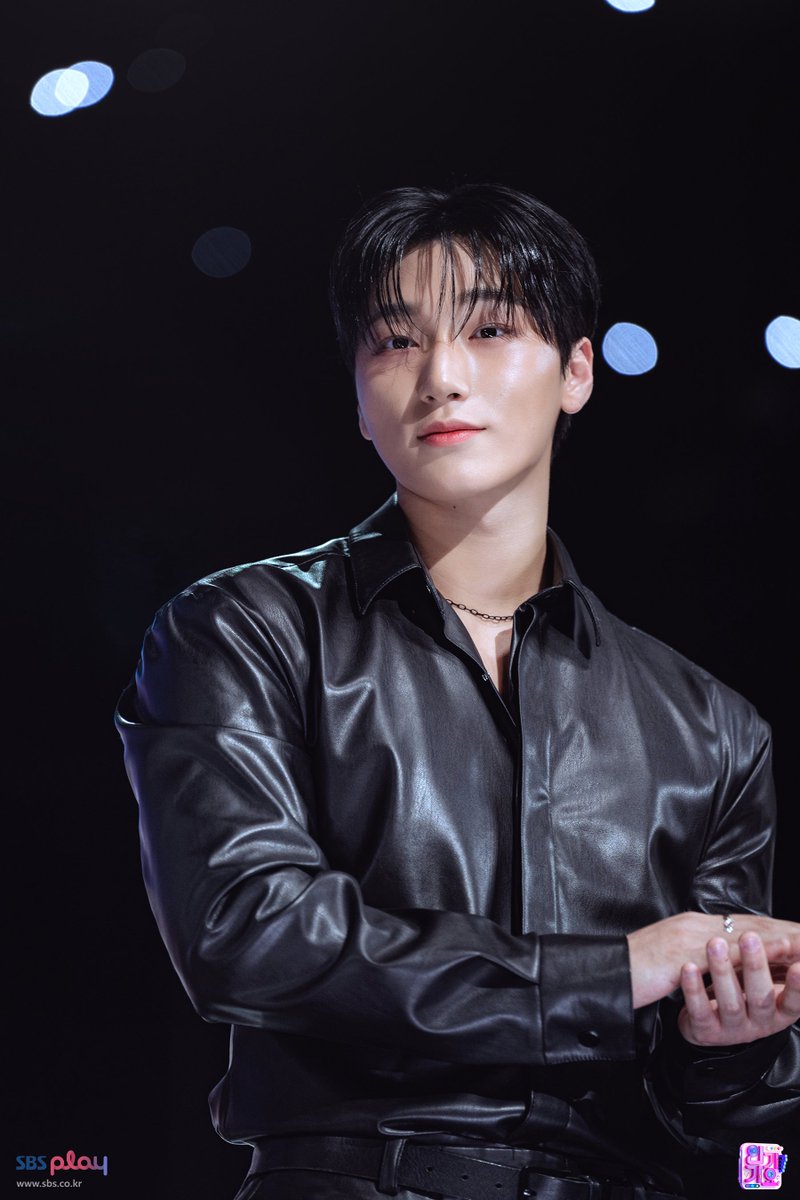 J4_xxx8's tweet photo. 이날 너무 예쁨🖤 https://t.co/6AlZ9xnvEh