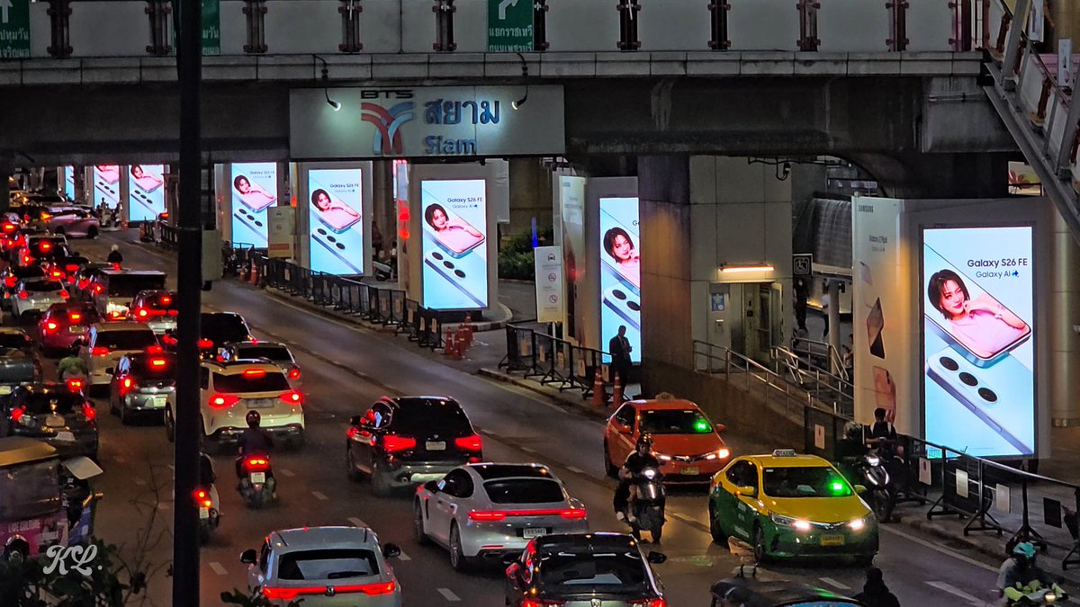 kL35miles's tweet photo. so many Emi ☺️🧡

so happy to see Samsung Ads everywhere in Thai.

#emiamily https://t.co/6McoRe0AV2