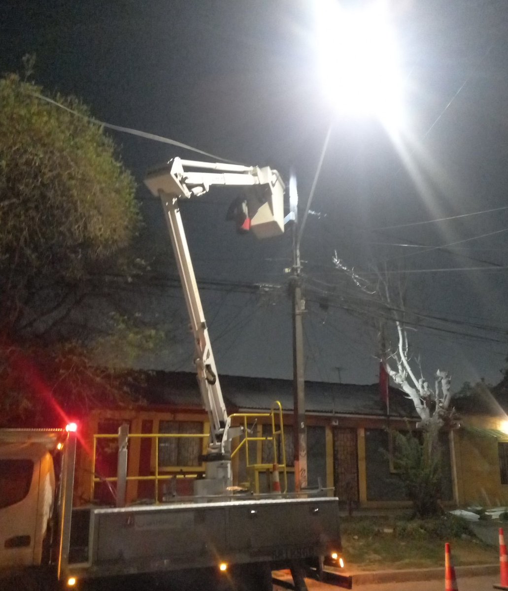 Imagen del poste chocado y el trabajo que realizan los técnicos para superar la incidencia