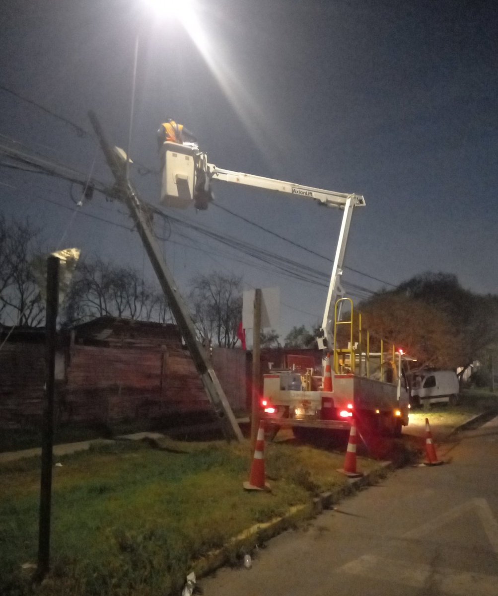 Imagen del poste chocado y el trabajo que realizan los técnicos para superar la incidencia
