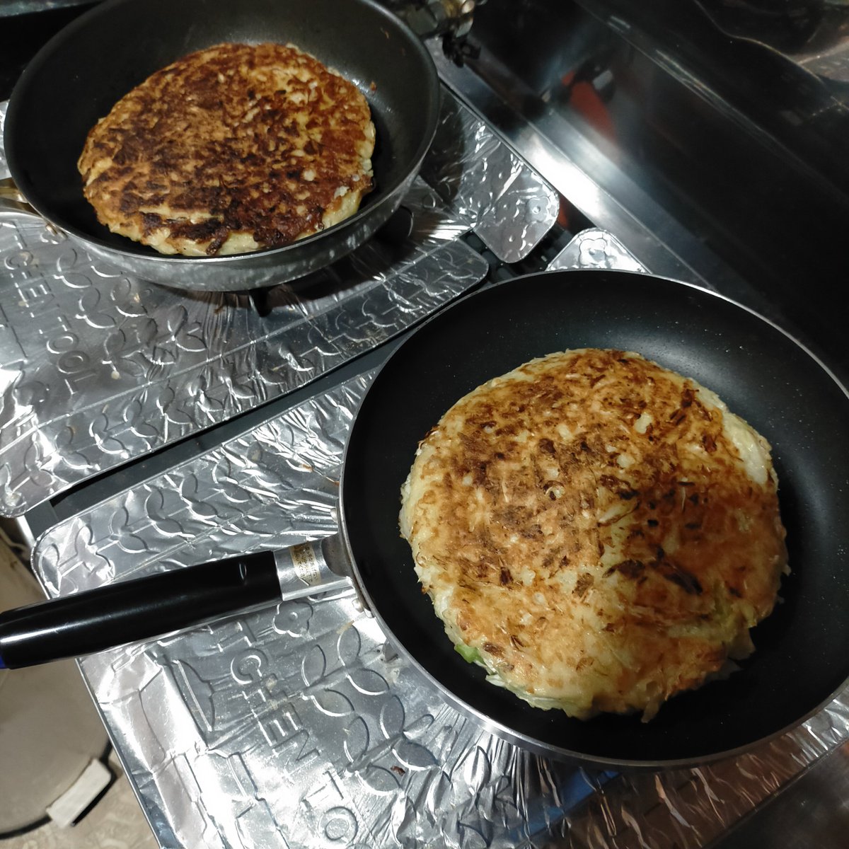 Goose350450's tweet photo. 夜お好み焼き、食べる https://t.co/5lyDikutK6