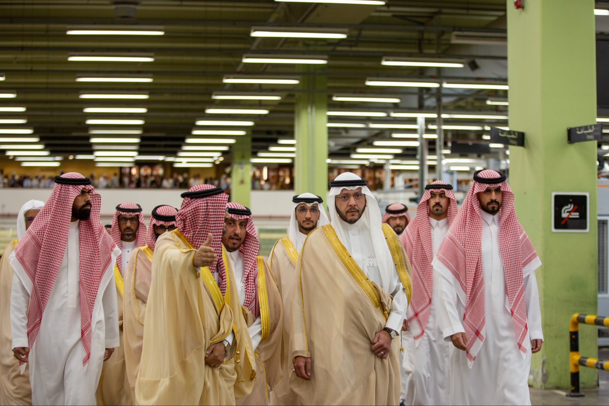 MakkahUpdate's tweet photo. 🕋 BREAKING: His Highness tours the King Fahd Complex for the Printing of the Holy Quran, reviewing its printing, production and workflow.

📖 Since its establishment, the complex has produced 400+ million copies of the Holy Quran, including 15+ million this year. https://t.co/oTbpNUJY5f