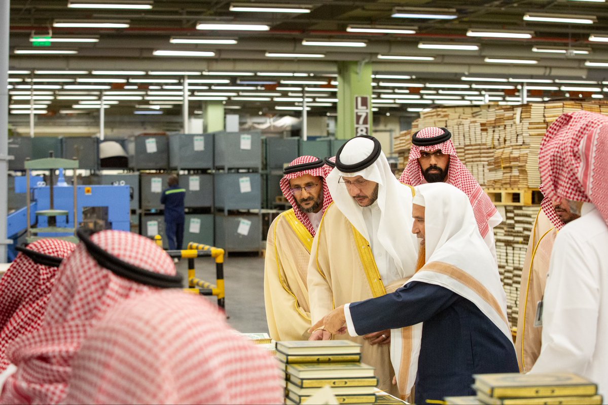 MakkahUpdate's tweet photo. 🕋 BREAKING: His Highness tours the King Fahd Complex for the Printing of the Holy Quran, reviewing its printing, production and workflow.

📖 Since its establishment, the complex has produced 400+ million copies of the Holy Quran, including 15+ million this year. https://t.co/oTbpNUJY5f
