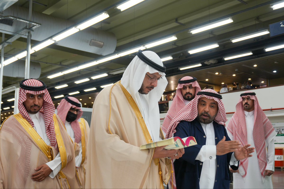 MakkahUpdate's tweet photo. 🕋 BREAKING: His Highness tours the King Fahd Complex for the Printing of the Holy Quran, reviewing its printing, production and workflow.

📖 Since its establishment, the complex has produced 400+ million copies of the Holy Quran, including 15+ million this year. https://t.co/oTbpNUJY5f