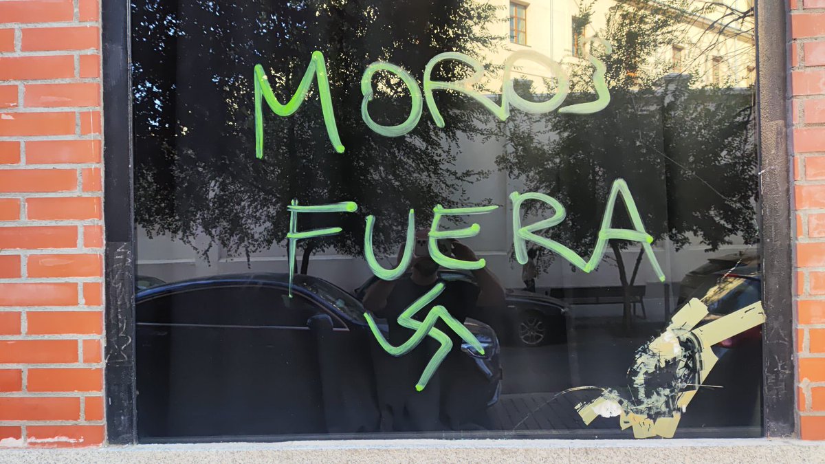 PabloIglesias's tweet photo. Una noche más, pintadas nazis en la Taberna Garibaldi… Para pedir la documentación a vecinos racializados parece que sobran recursos, mientras que los escuadristas actúan con total impunidad en Lavapiés https://t.co/0YJFYdm0K3