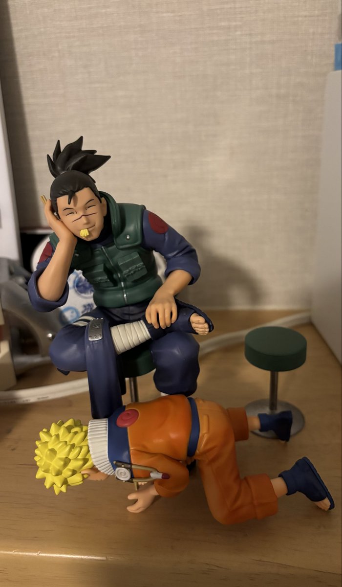 ShiN_0014's tweet photo. ナルトとイルカ先生が仲良くラーメン食べてるように飾ってたんだけど自立が不安定でこうなる https://t.co/DFFcFJSl7D