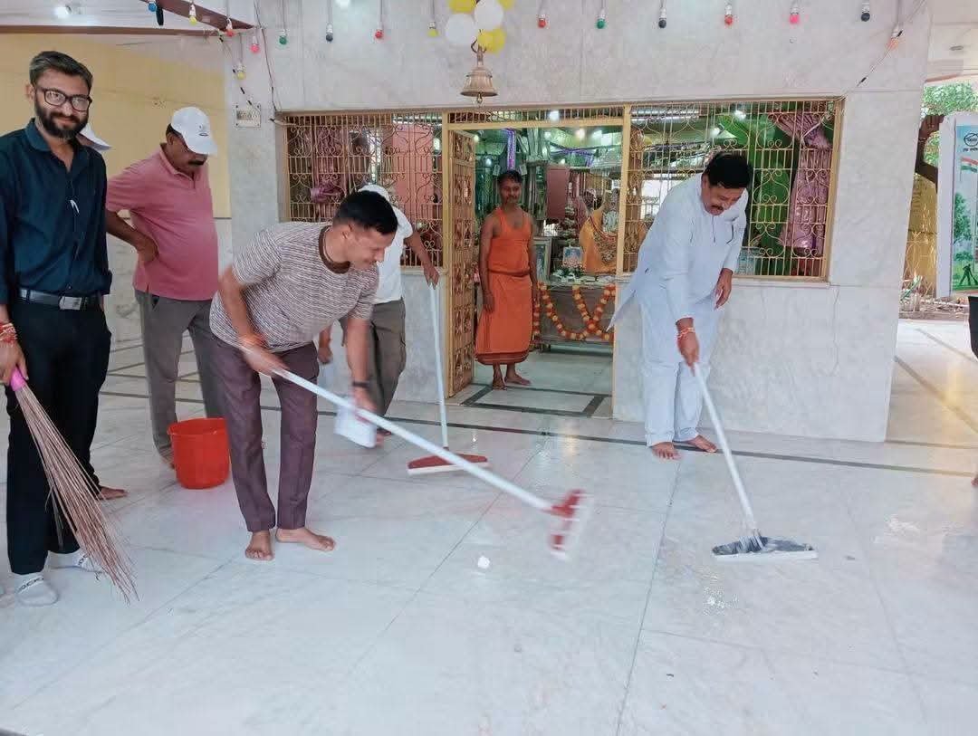 Devkumar4bjp's tweet photo. आज शुबह भारतीय जनता पार्टी नगर मंडल सीधी के सेवा संकल्प अभियान में पूजा पार्क सीधी में माननीय प्रधानमंत्री नरेंद्र मोदी जी के जन्मदिन के उपलक्ष पर स्वच्छता अभियान के तहत पूजा पार्क एवं गणेश मंदिर में सफाई किया गया ।।
 #HappyBdayPMModi
#SevaSankalpAbhiyan https://t.co/u8npzyQFyM