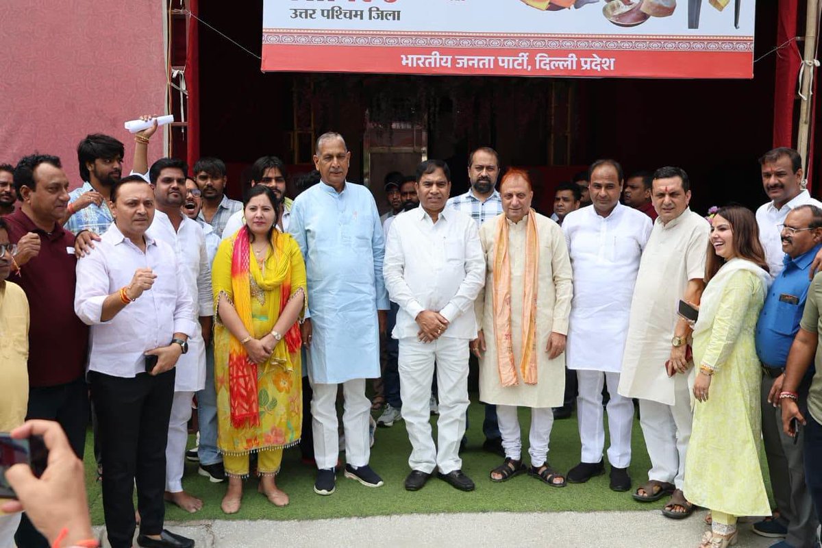 praveshwahi's tweet photo. माननीय प्रधानमंत्री श्री @narendramodi जी के 76वें जन्मदिन एवं सेवा और समर्पण के 25 वर्ष पूर्ण होने के उपलक्ष्य में आयोजित 'सेवा संकल्प अभियान' के तहत आज उत्तर पश्चिम जिला द्वारा आयोजित रक्तदान शिविर में सम्मिलित हुआ।

इस अवसर पर सांसद श्री @yogenderchando1 जी, जिला अध्यक्ष श्री @vinodsehrawat01  जी, नेता सदन श्री @YadavBhagw69209 जी, जिला सह प्रभारी श्री रणवीर तंवर जी, जिला महामंत्री श्री ललित खत्री जी, श्रीमती कोमल वशिष्ठ जी, युवा मोर्चा अध्यक्ष श्री गौरव यादव जी, निगम पार्षद श्रीमती अंजू अमन जी, श्रीमती ऋतु गोयल जी, सहित सम्मानित पदाधिकारी एवं देवतुल्य कार्यकर्ताओं की गरिमामयी उपस्थिति रही।

#SevaSankalpAbhiyan #HappyBdayModiji