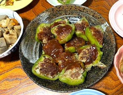 mayumi2m15's tweet photo. 今日の晩ごはんは息子が育てたピーマンで肉づめ🫑
それから筑前煮も作りました✨

さらに…五三焼カステラをいただいちゃいました🍰
1箱3,000円もするらしくて、ちょっと贅沢な気分😳

#晩ごはん #家庭菜園 #五三焼カステラ https://t.co/Hf9zKObrFl