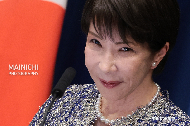 mainichiphoto's tweet photo. 高市早苗首相は内閣改造で、昨年の総裁選で争った茂木敏充外相と小泉進次郎防衛相を留任させました。国内外で注目されることが多い外交・防衛トップに「ライバル」を引き続き充て、外交・安全保障政策の継続性を重視する姿勢を示しました。
写真は記者会見する高市首相です。

写真特集https://t.co/u9qWAm2UVI