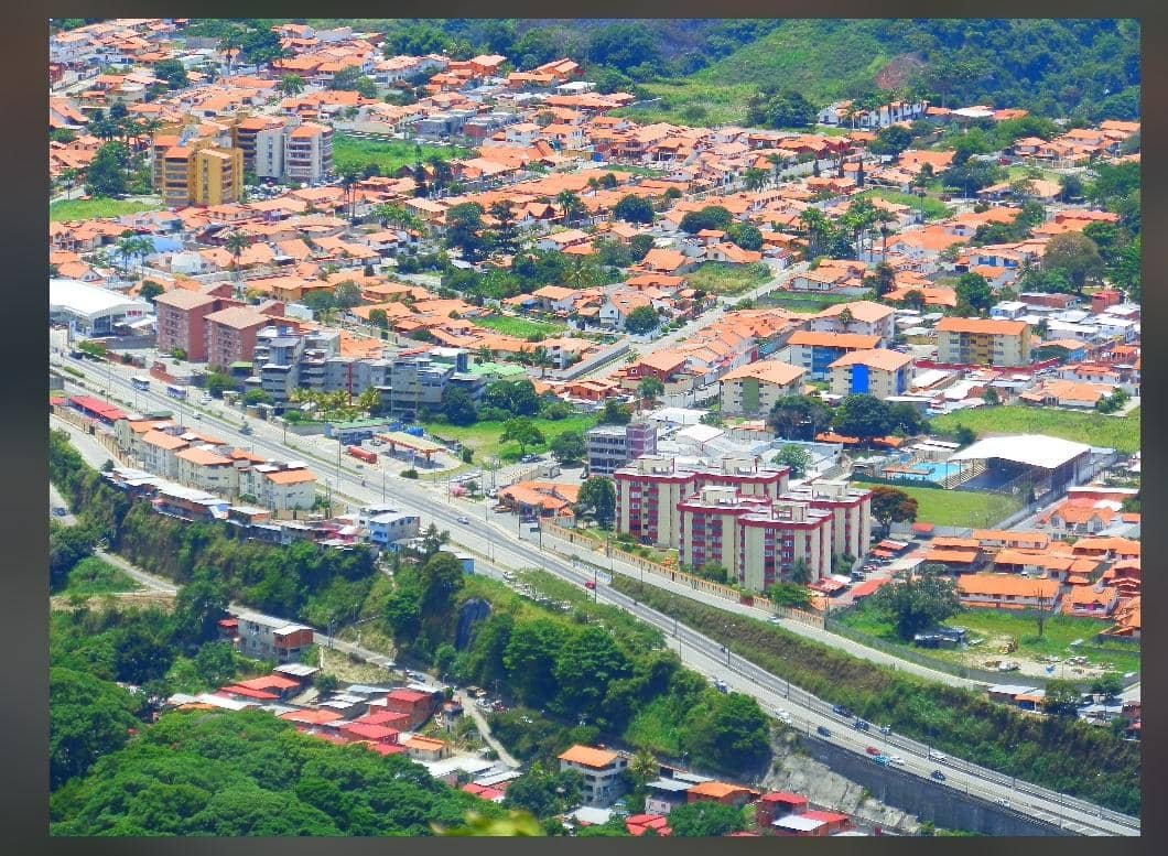 GerardoRafaelP9's tweet photo. La situación en el estado Mérida sobrepasó todo límite. Estamos en total indefensión: la crisis eléctrica nos paraliza, los servicios públicos colapsaron y el sistema de salud está en estado crítico. No es posible que para operarse o salvar la vida de un familiar haya que pagar. https://t.co/iq2l4Lcfdu