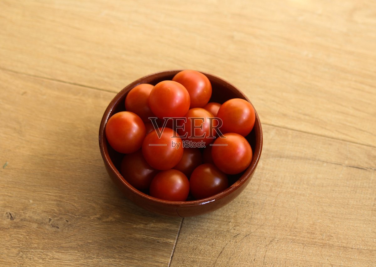 aurob598947's tweet photo. [Just tried the new organic cherry tomatoes from the local farmers’ market—bursting with sweet juice, no weird aftertaste! Perfect for salads or a quick snack.  Who else’s obsessed with fresh, unprocessed produce]， https://t.co/sv0h23Gr71